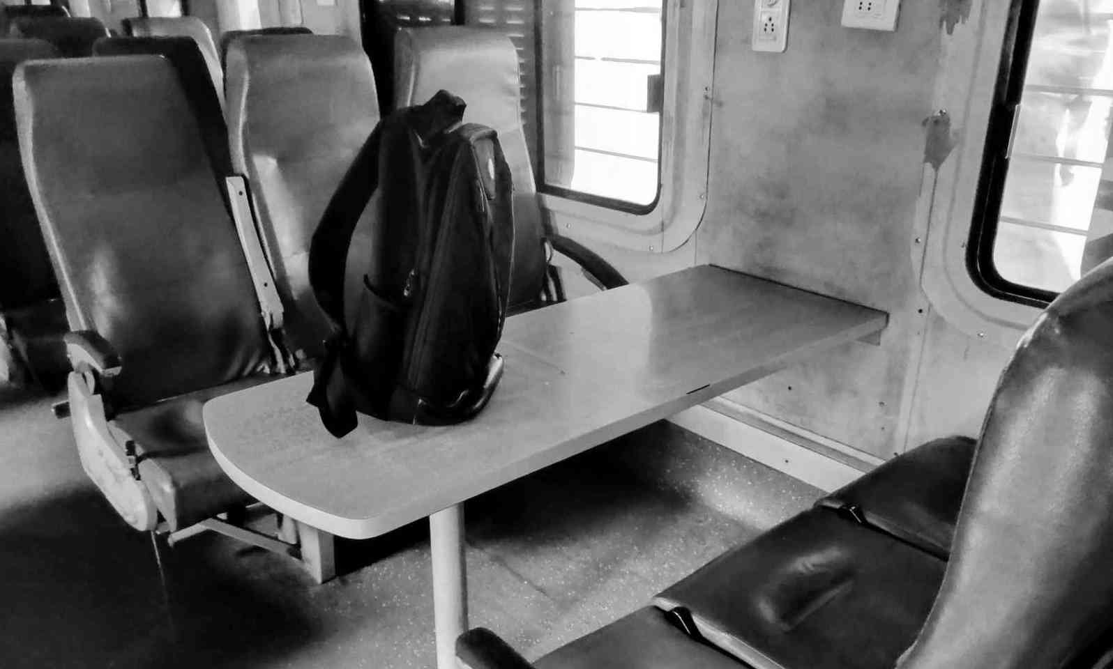 Unwritten Public Rules - Keep no luggage on the tabletop between two rows of seats